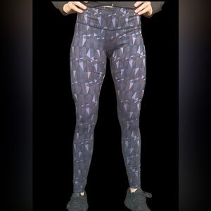 Size 6 lulu lemon wonder under leggings. Multi colored. Great condition.